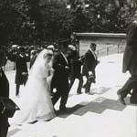 La marie monte les marches de la Madeleine - Agrandir l'image