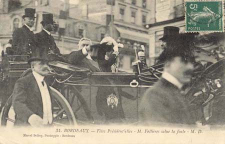Voyage du prsident Fallires - Bordeaux - Le prsident Fallires salue la foule (127 J 329)