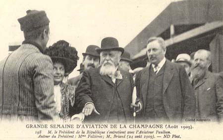 Le prsident Fallires s'entretien avec les aviateurs, aot 1909 (127 J 311)