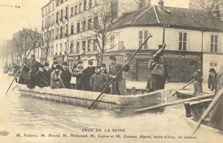 Le prsident Fallires en chaland sur la Seine en crue, 1910 (127 J 283)