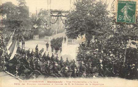 Visite du prsident Fallires en Lot-et-Garonne en 1907 - Marmande, dfil des pompiers (127 J 626)