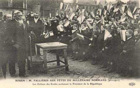 Voyages en France -  Rouen, 1911 - Le prsident Fallires acclam par les enfants (127 J 347)