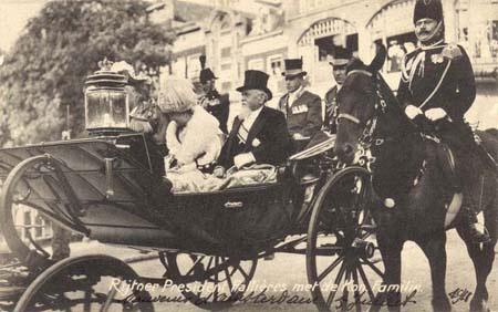 Voyages  l'atranger -  Sude, 1908 - Le prsident Fallires et la reine en voiture (127 J 469)