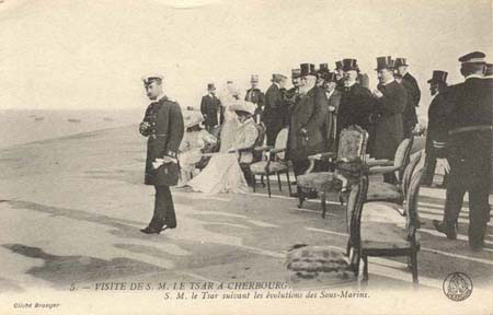 Rceptions de souverains -  le tsar de Russie, 1909 - Le tsar regardant les sous-marins (127 J 447)