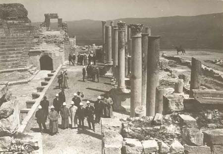 Voyages  l'tranger - Tunisie, 1911 - Le prsident Fallires visitant les ruines romaines (127 J 701)
