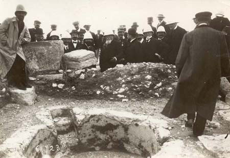 Voyages  l'tranger - Tunisie, 1911 - Le prsident Fallires visitant les ruines romaines (127 J 692)