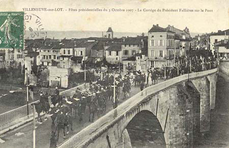 Voyages en Lot-et-Garonne - Villeneuve-sur-Lot, 1907 - Le cortge prsidentiel sur le pont (127 J 643)