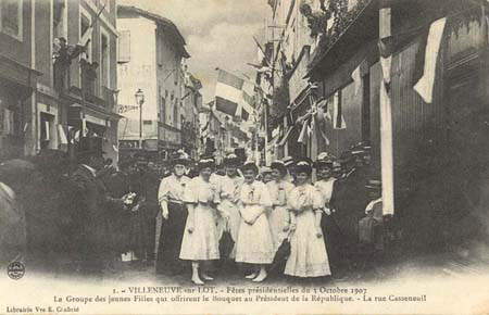 Voyages en Lot-et-Garonne - Villeneuve-sur-Lot, 1907 - Remise d'un bouquet au prsident rue Casseneuil (127 J 644)