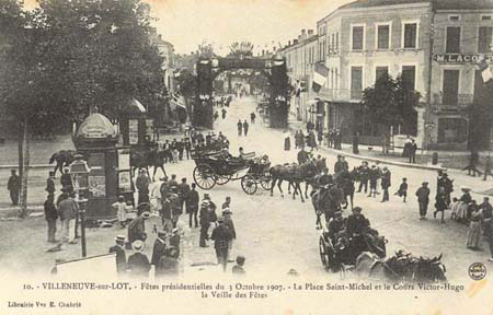 Voyages en Lot-et-Garonne - Villeneuve-sur-Lot, 1907 - Place Saint-Michel et cours Victor-Hugo avant les ftes (127 J 647)