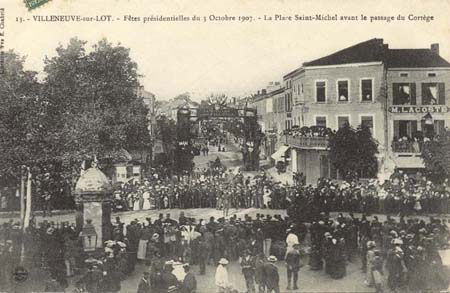 Voyages en Lot-et-Garonne - Villeneuve-sur-Lot, 1907 - Place Saint-Michel avant le cortge (127 J 649)