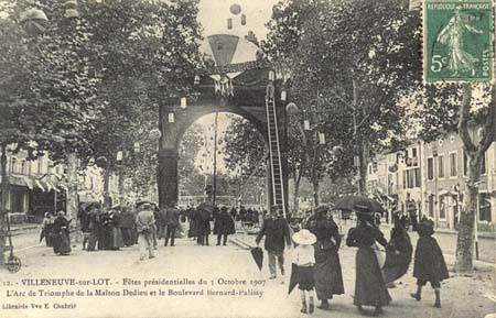 Voyages en Lot-et-Garonne - Villeneuve-sur-Lot, 1907 - L'arc de triomphe du boulevard Palissy (127 J 650)
