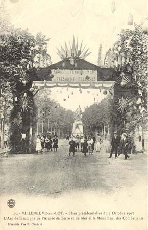 Voyages en Lot-et-Garonne - Villeneuve-sur-Lot, 1907 - L'arc de triomphe de l'Arme de terre (127 J 652)