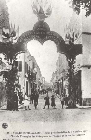 Voyages en Lot-et-Garonne - Villeneuve-sur-Lot, 1907 - L'arc de triomphe de la Prvoyance et de l'Avenir (127 J 653)
