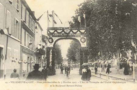 Voyages en Lot-et-Garonne - Villeneuve-sur-Lot, 1907 - L'arc de triomphe de l'Union orphonique (127 J 656)