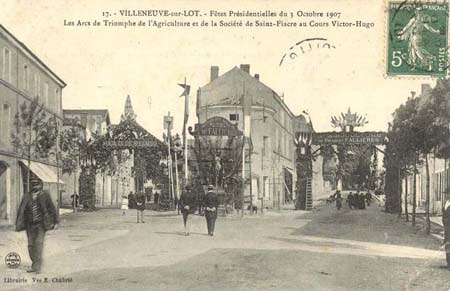 Voyages en Lot-et-Garonne - Villeneuve-sur-Lot, 1907 - L'arc de triomphe de l'Agriculture et de la Socit de Saint-Fiacre (127 J 654)