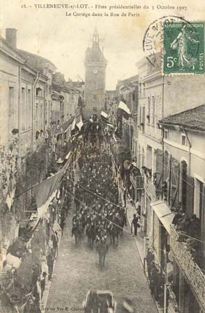 Voyages en Lot-et-Garonne - Villeneuve-sur-Lot, 1907 - Le cortge officiel rue de Paris (127 J 655)