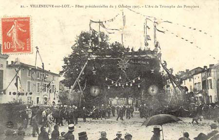 Voyages en Lot-et-Garonne - Villeneuve-sur-Lot, 1907 - L'arc de triomphe des Pompiers (127 J 657)
