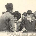 Le prsident Fallires s'entretien avec les aviateurs, aot 1909 (127 J 311) - Agrandir l'image