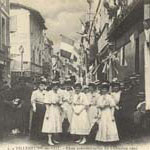Voyages en Lot-et-Garonne - Villeneuve-sur-Lot, 1907 - Remise d'un bouquet au prsident rue Casseneuil (127 J 644)  - Agrandir l'image