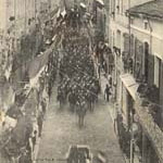 Voyages en Lot-et-Garonne - Villeneuve-sur-Lot, 1907 - Le cortge officiel rue de Paris (127 J 655)  - Agrandir l'image